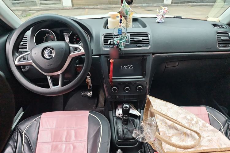 Used Skoda Yeti 2017 TSI280 DSG Car Enjoy Brothers Edition Center Console