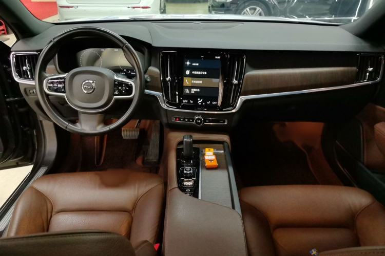 Used Volvo V90 2021 Cross Country B5 AWD Smart Range Edition Interior 3