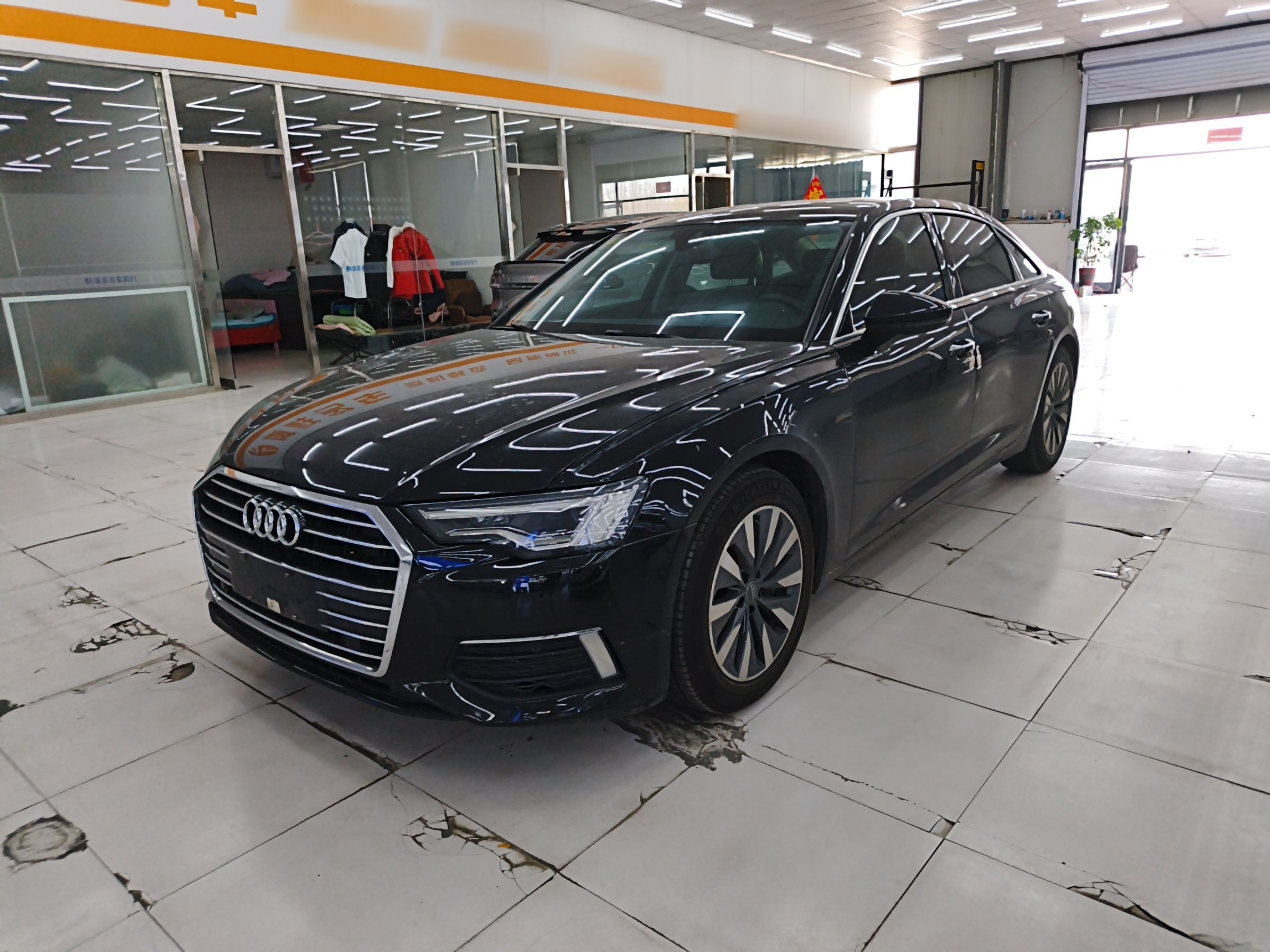 تحت مقدمة السيارة