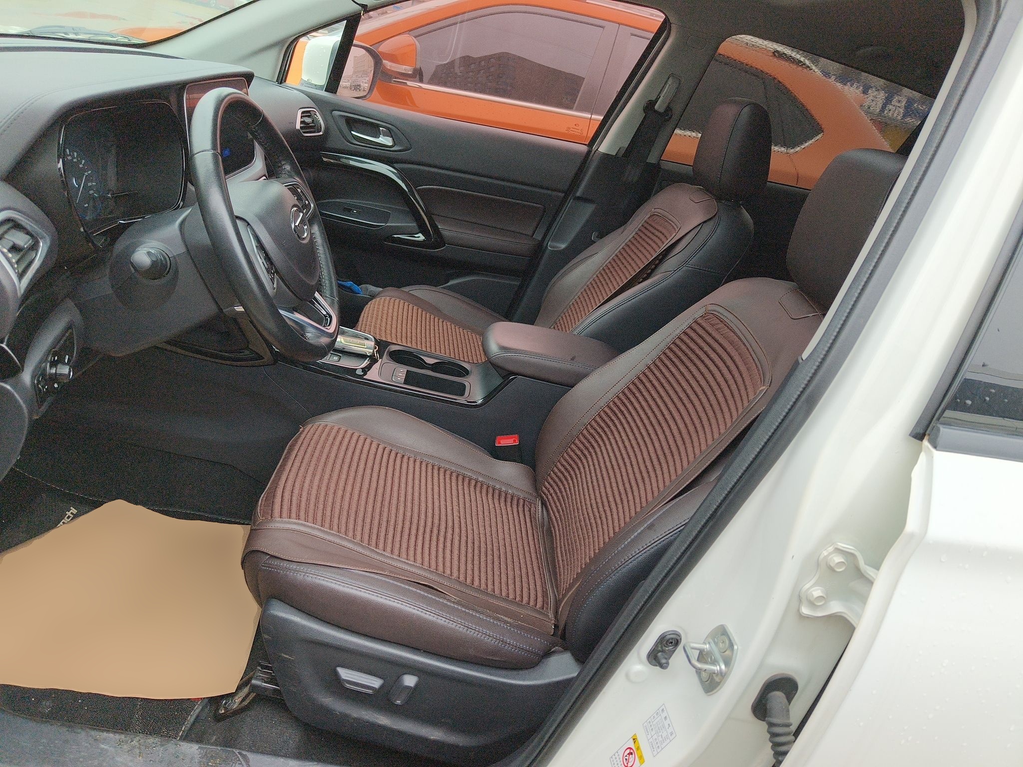 المقاعد الأمامية داخل السيارة