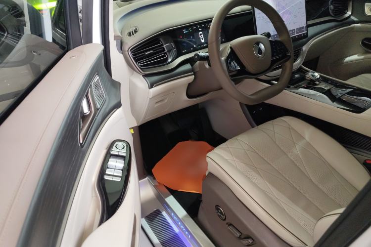 Used Denza D9 2022 DM-i 970 Four-Wheel Drive Flagship Model
