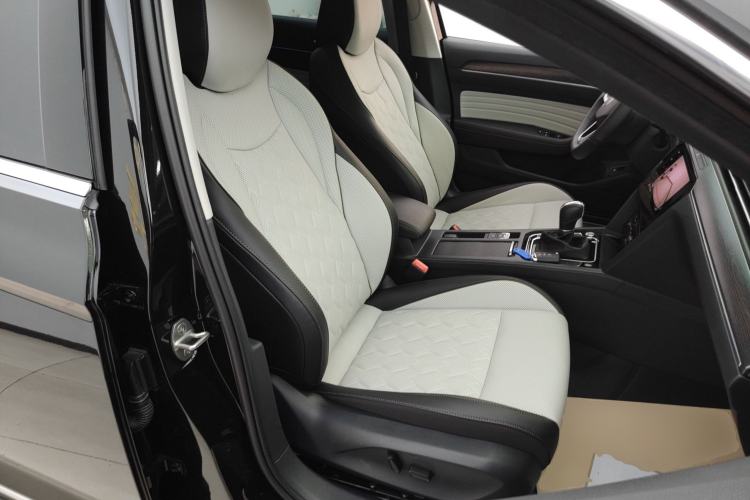 Used Volkswagen Magotan 2026 30 Million Vehicles Selected Model 380TSI DSG Luxury Edition Right Front Seat