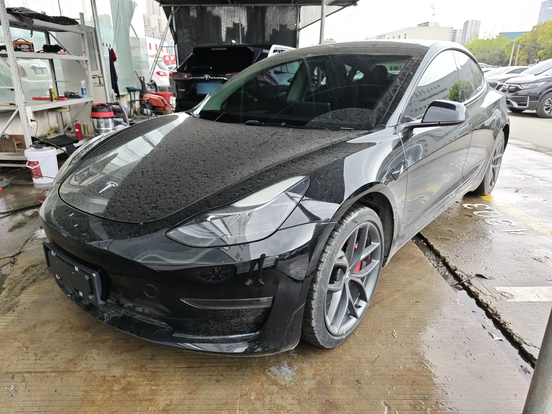 Под передней частью автомобиля