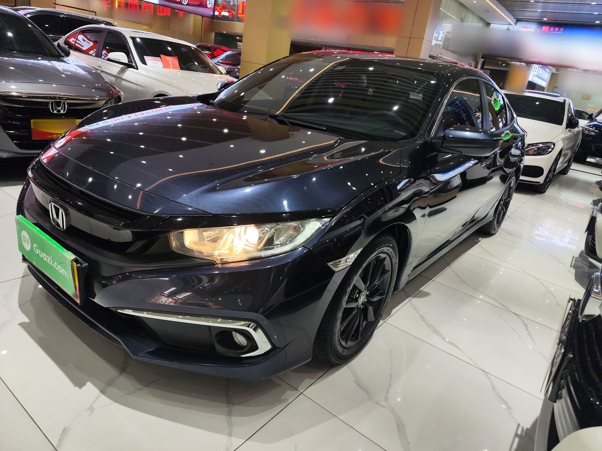 تحت مقدمة السيارة