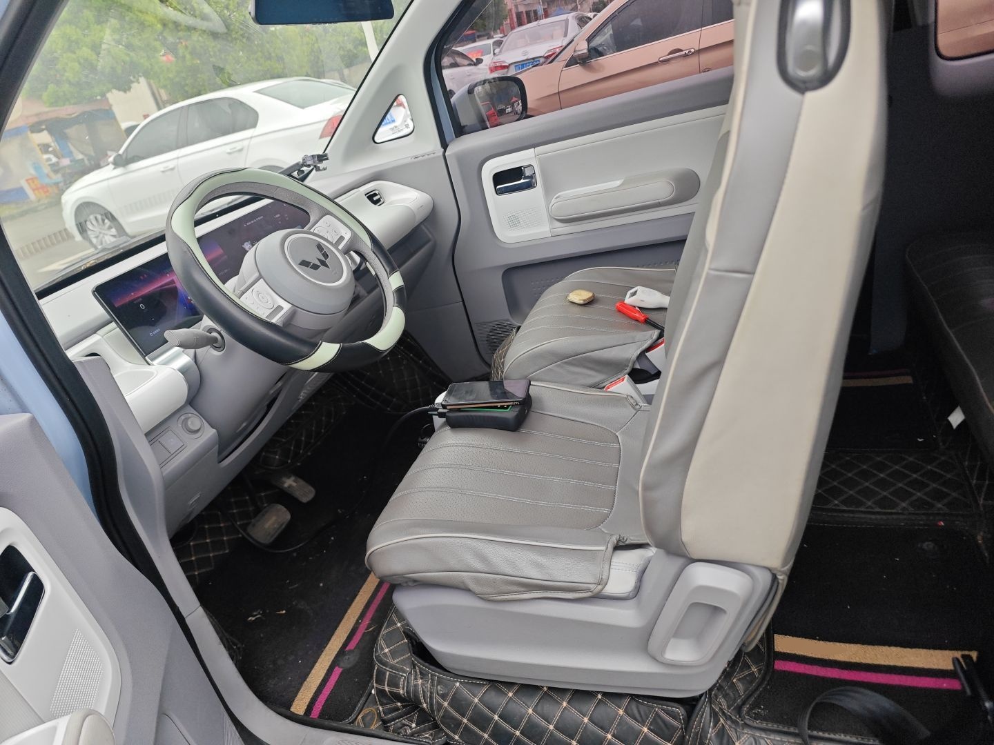 المقاعد الأمامية داخل السيارة