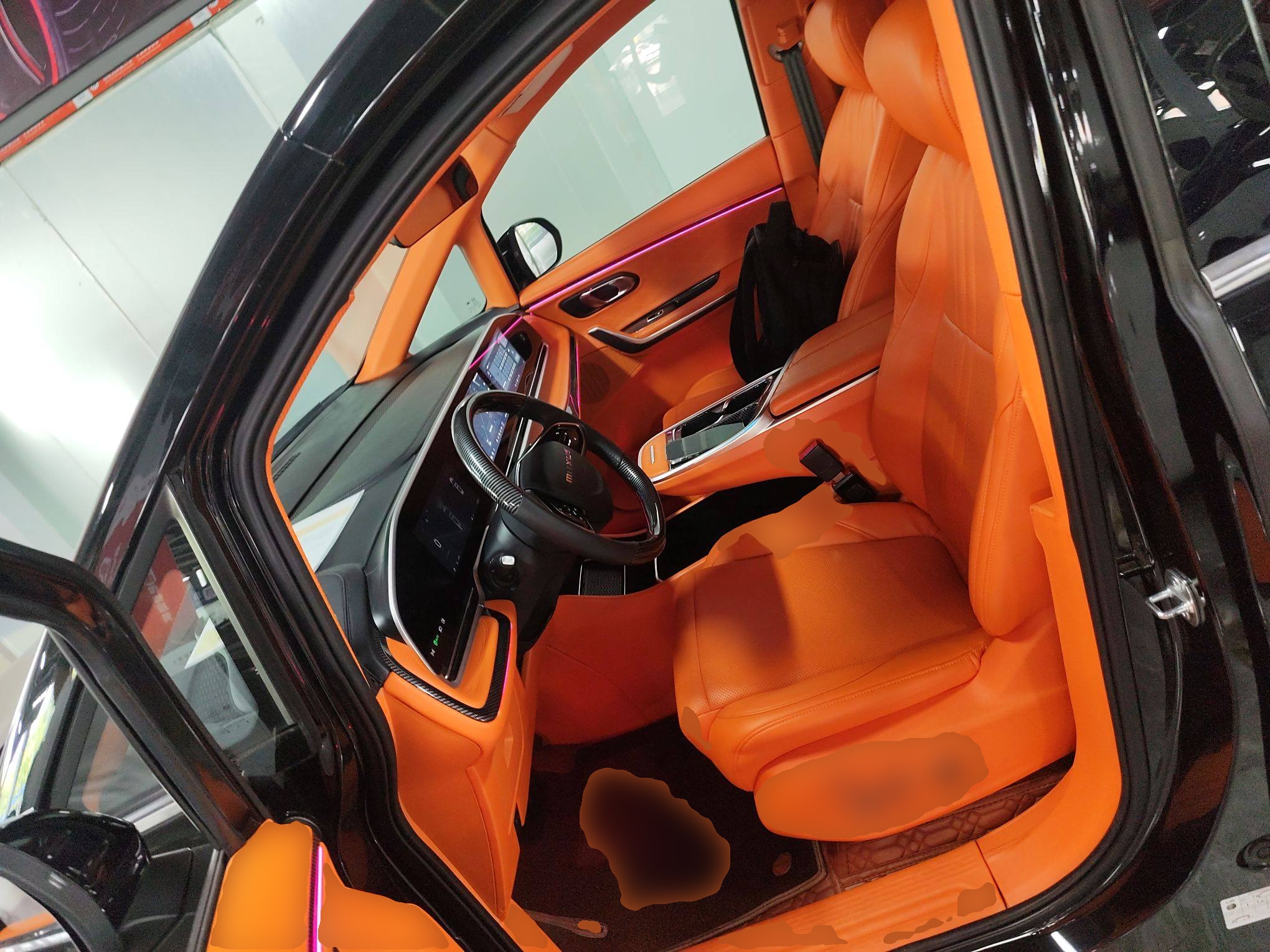 المقاعد الأمامية داخل السيارة