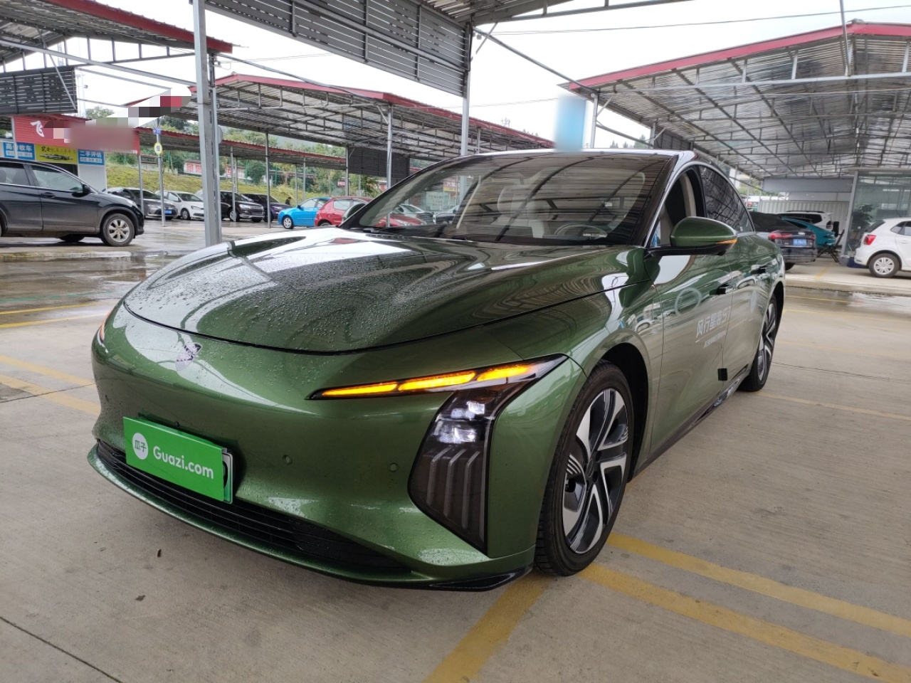 تحت مقدمة السيارة