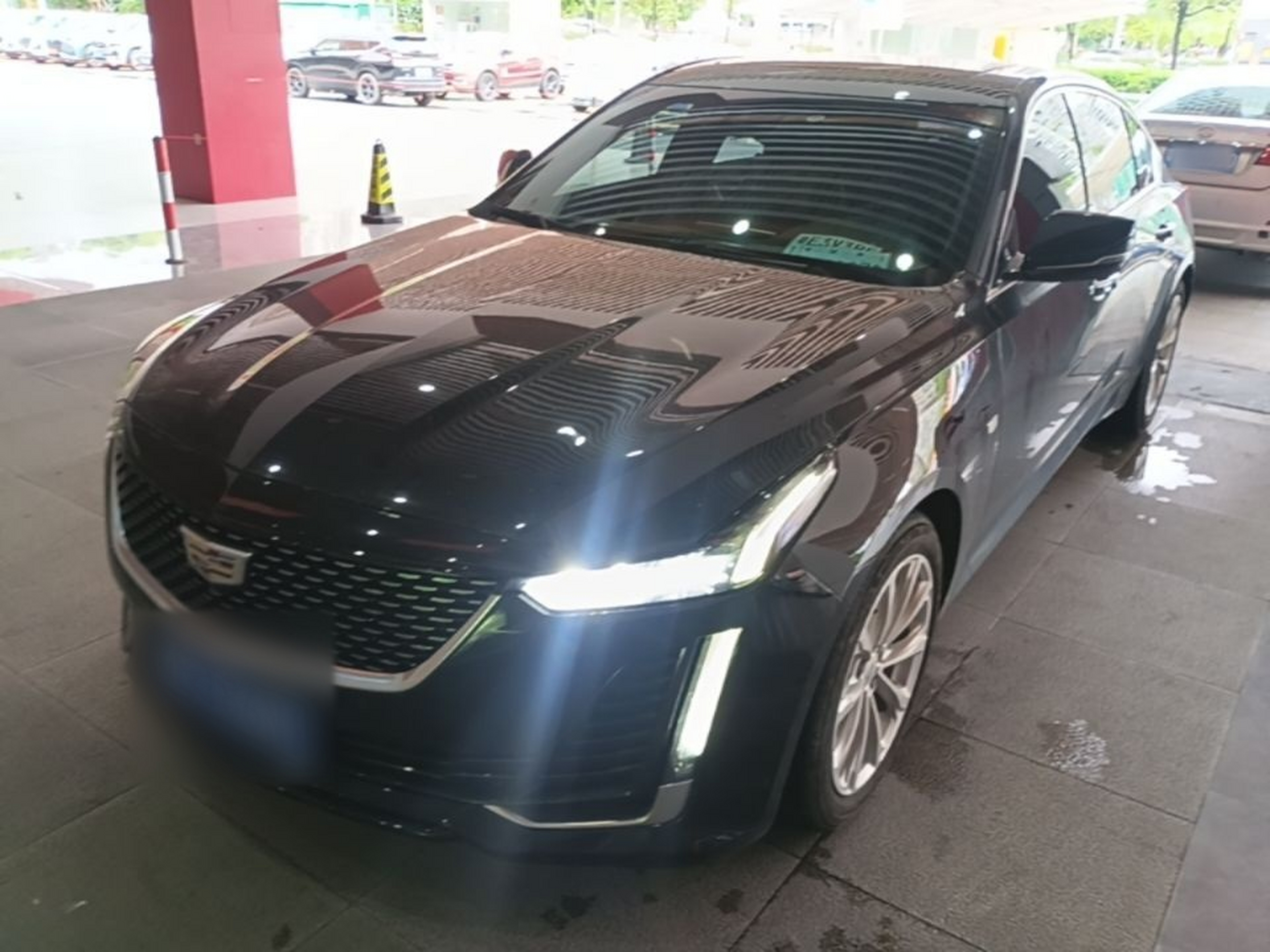 Под передней частью автомобиля