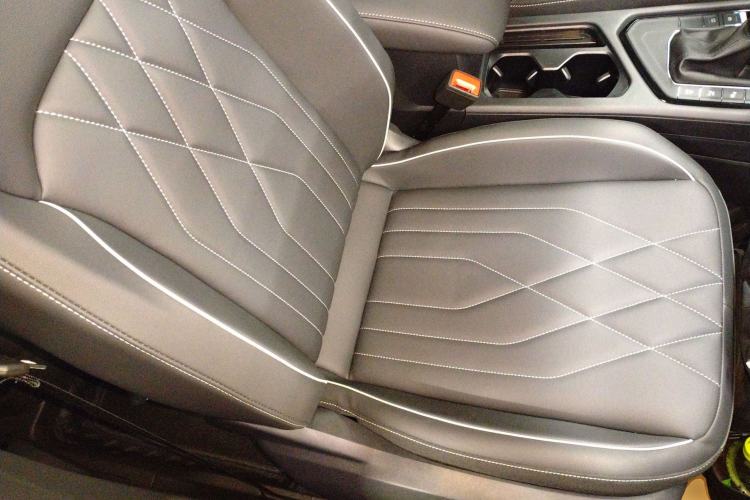 Used Volkswagen Tiguan L 2024 Outstanding Model 330TSI Automatic Two-Wheel Drive R-Line Dragon Glory Edition Right Front Seat