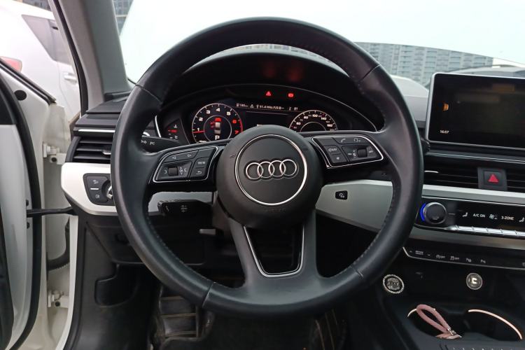 Used Audi A4L 2019 40 TFSI Fashion Edition China VI Emission Standard Steering Wheel