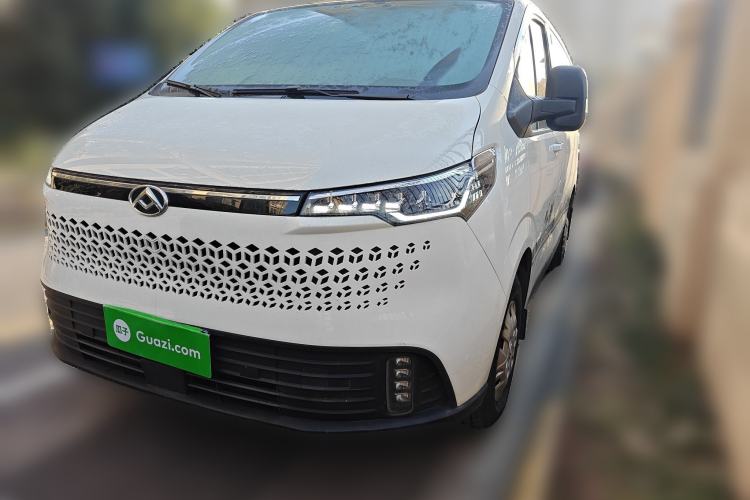 Used SAIC MAXUS Xintu V70 2023 2.0T Elite Edition Manual Transmission Short Wheelbase Low Roof 5/6 Seats (125 hp)