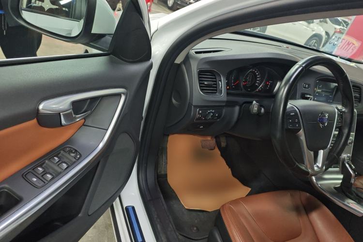 Used Volvo S60 2015 S60L 2.0T Zhiyuan Edition
