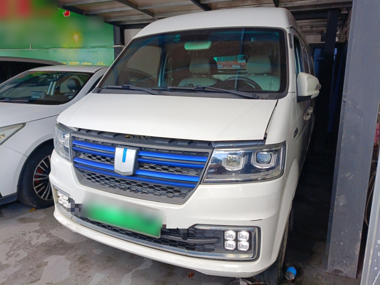 تحت مقدمة السيارة