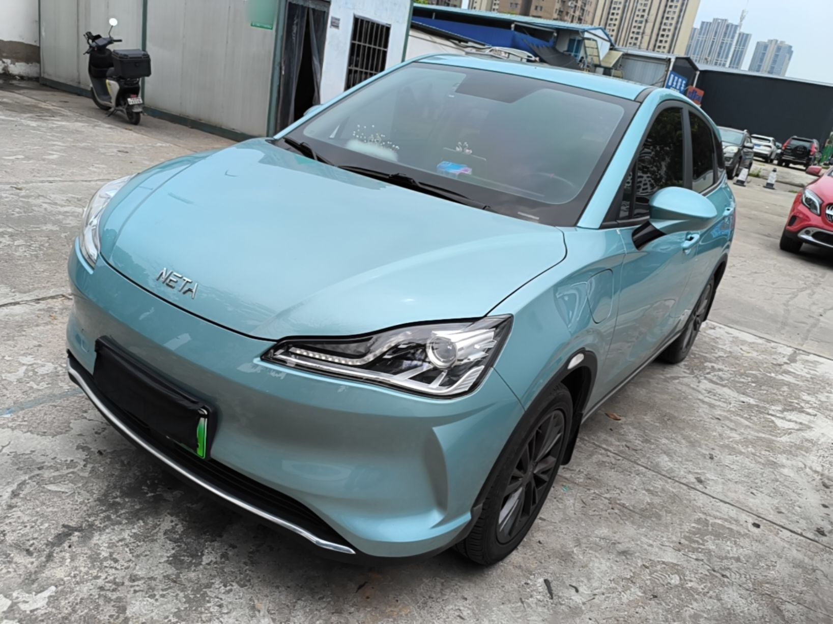 Под передней частью автомобиля