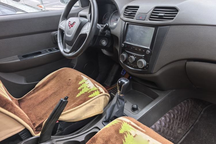 Used Wuling Hongguang 2014 1.5L S Standard Version Interior 1
