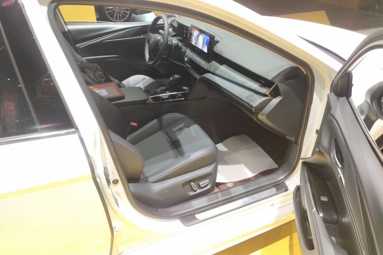 Used Toyota Camry 2026 Model Dual-Engine 2.0HSE Sport Lite Edition