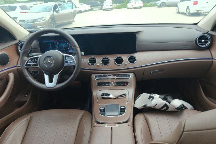 Used Mercedes-Benz E-Class 2019 Facelifted E 300 L Stylish Version Center Console
