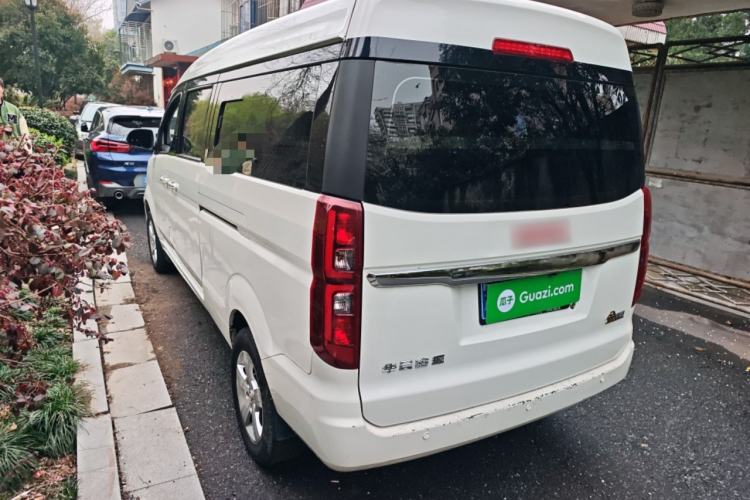 Used Jinbei Gold Hiace 2023 1.5L Passenger Van Travel Lion 5/6/7-Seater with Central Air Conditioning
