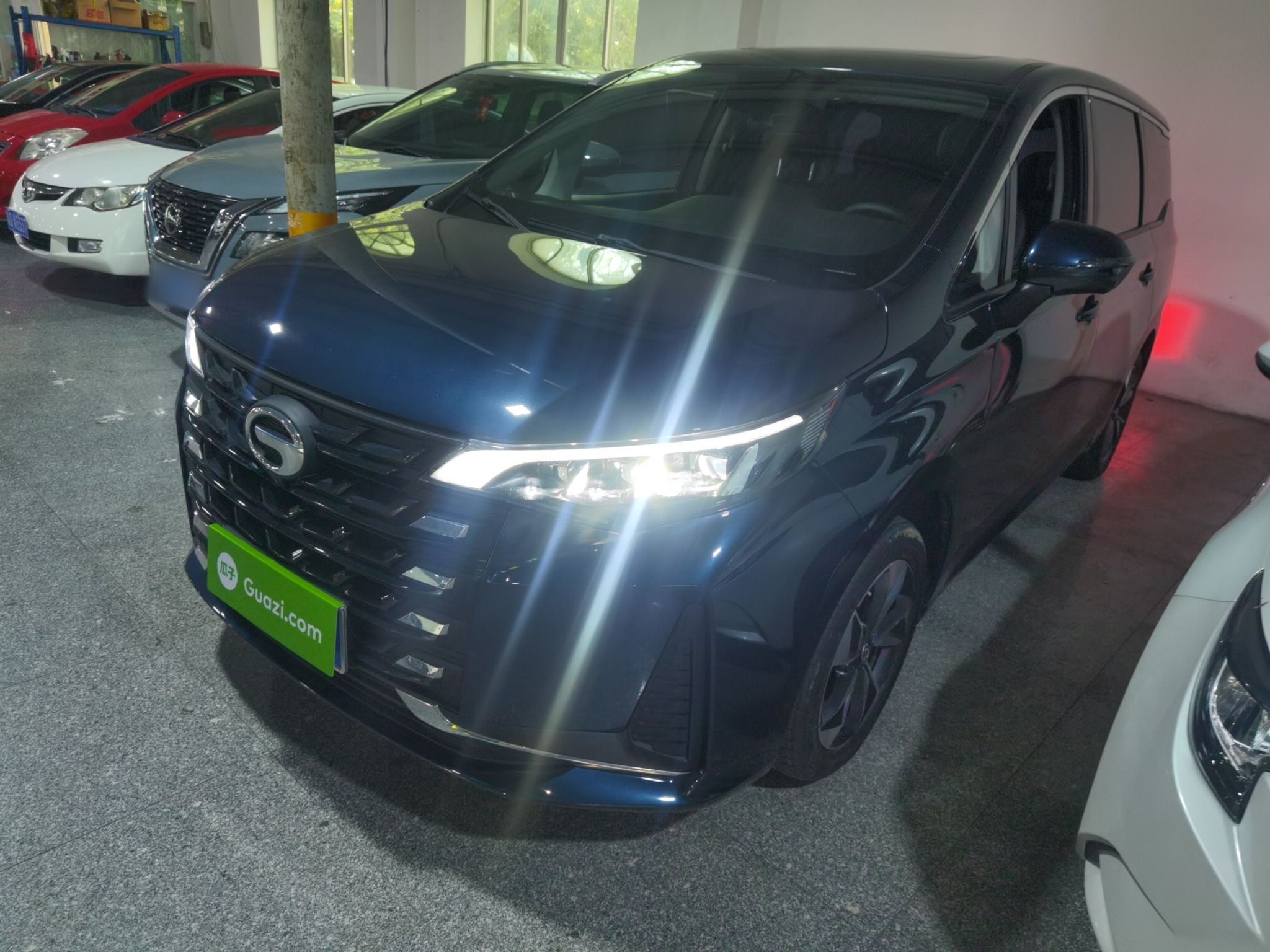 تحت مقدمة السيارة