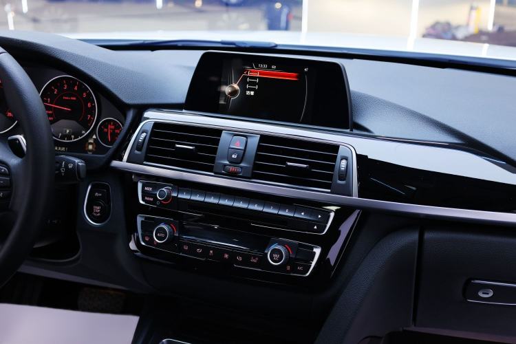 Used BMW 3 Series 2017 320Li M Sport Edition Audio And AC Panel