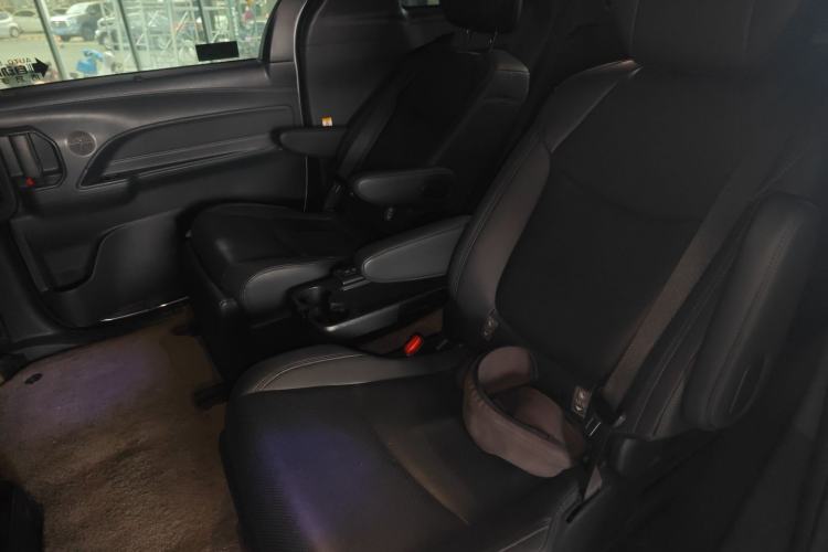 Used Toyota SIENNA 2023 2.5L Hybrid Deluxe Edition