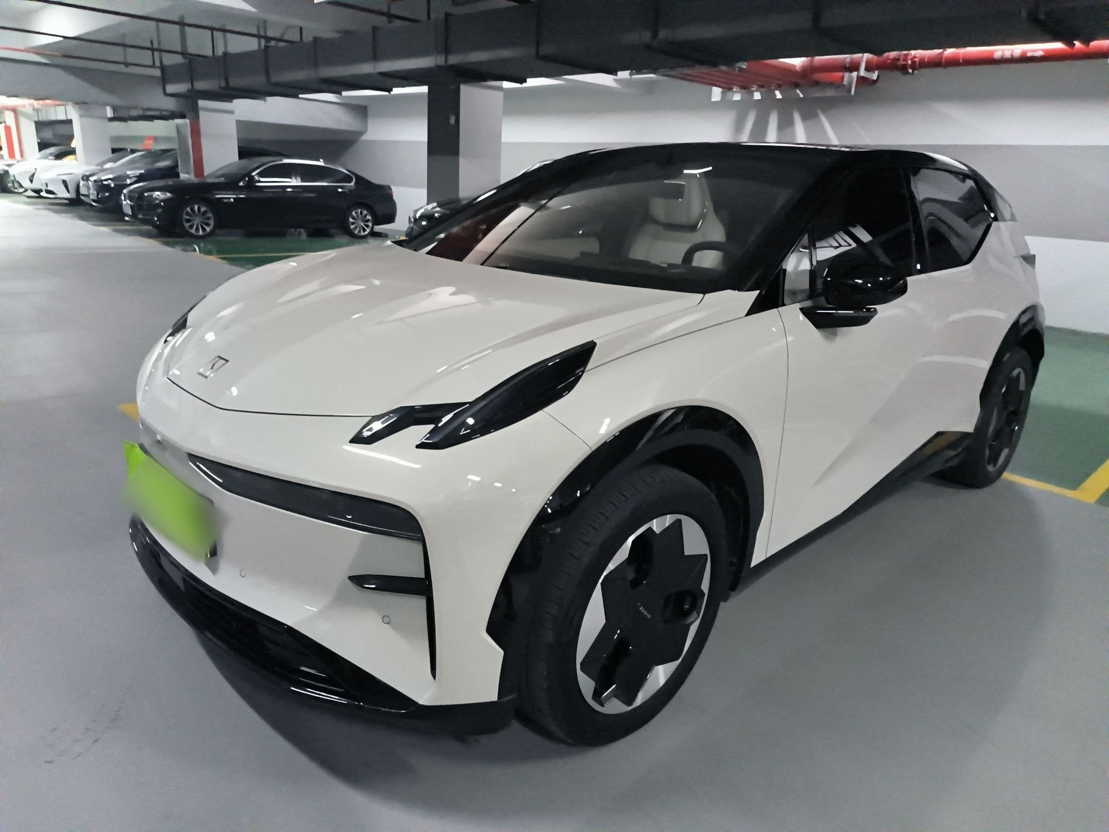 تحت مقدمة السيارة