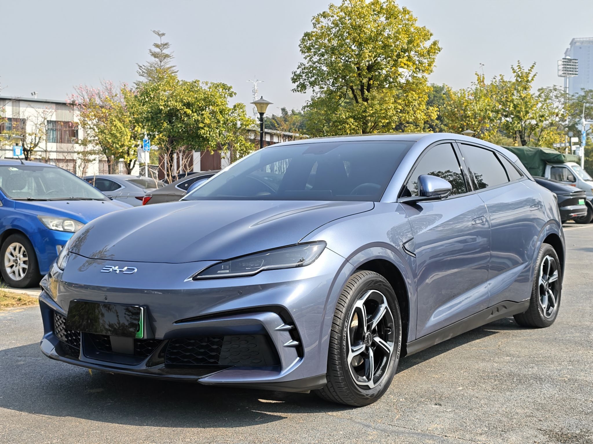 Под передней частью автомобиля