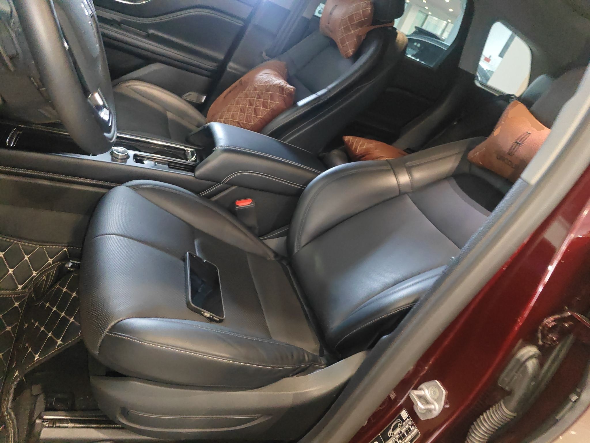 المقاعد الأمامية داخل السيارة