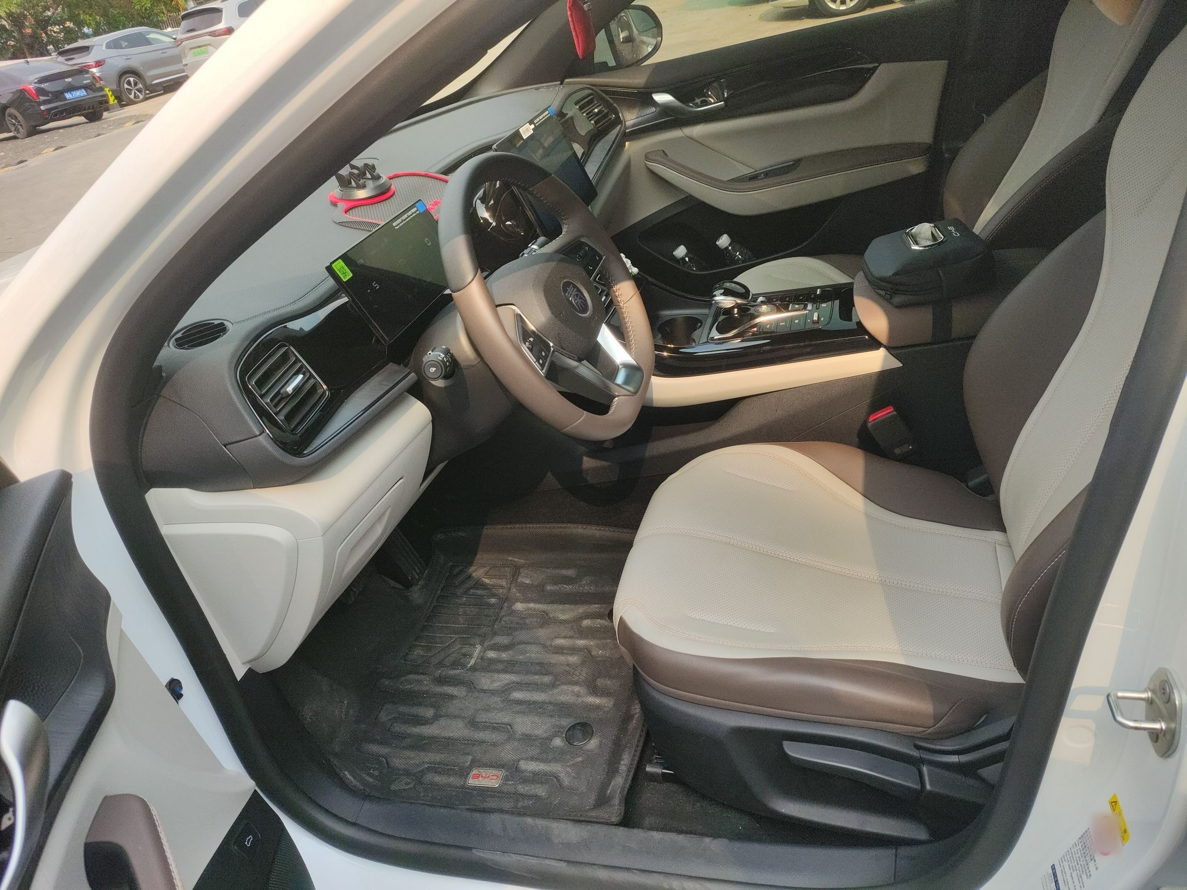 المقاعد الأمامية داخل السيارة