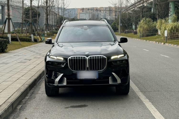 Used BMW X7 2023 xDrive40i Luxury Package with Leading Features