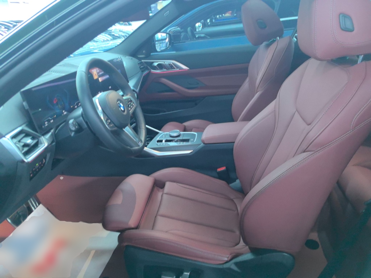 المقاعد الأمامية داخل السيارة