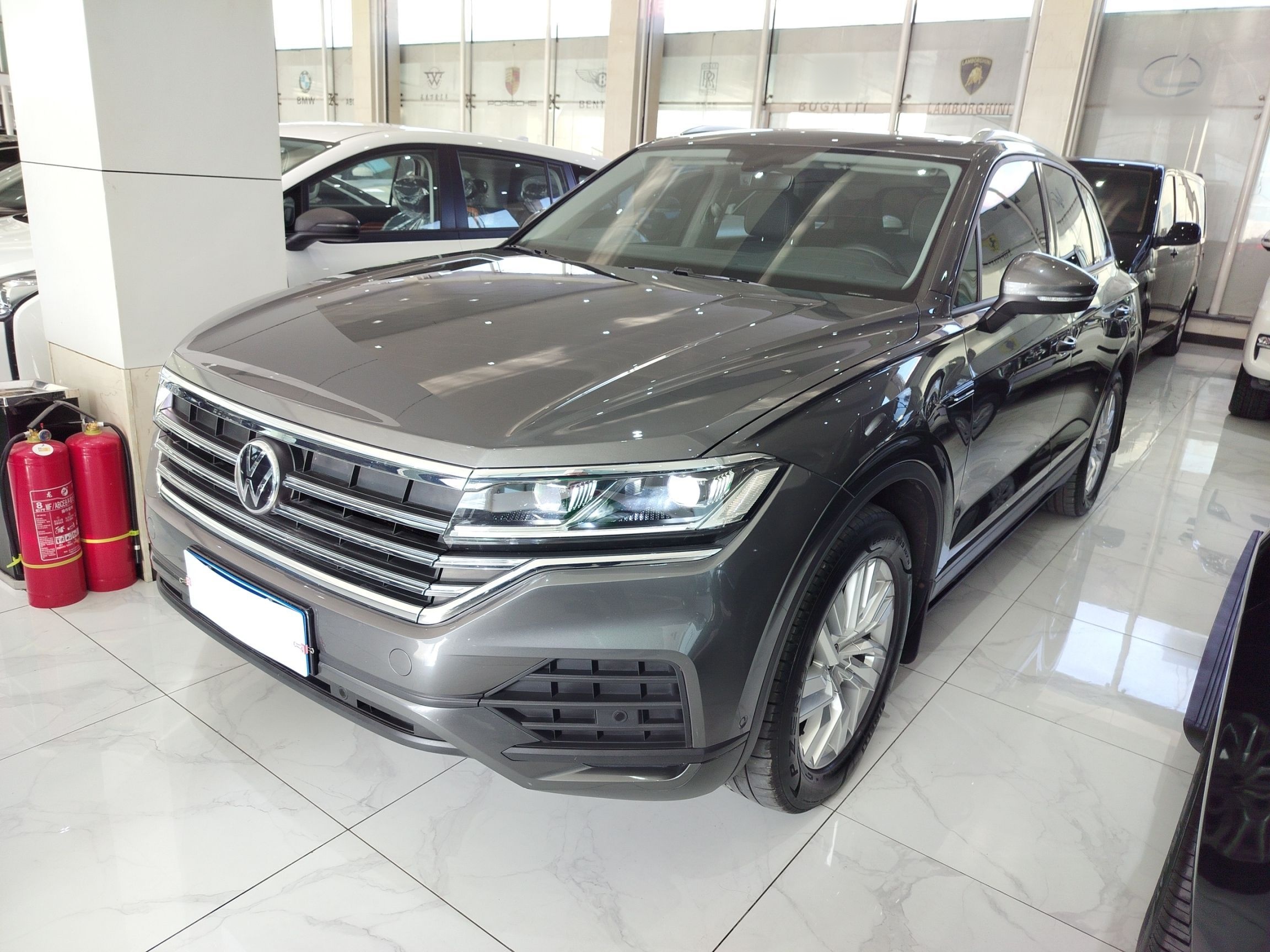 Под передней частью автомобиля