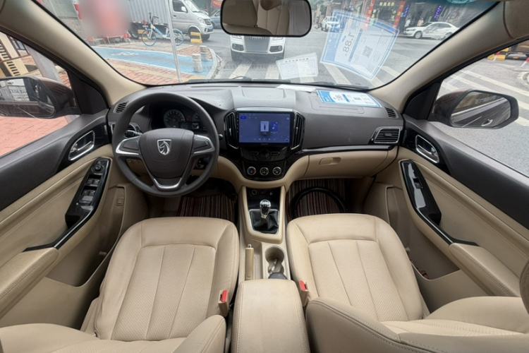 Used Baojun 730 2014 1.5L manual Comfort version 7 seats Interior 1