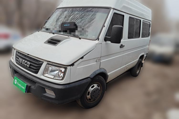 Used Iveco Daily 2020 2.5T A35 Passenger Van with Dual Tires Mid-Roof Design 5-9 Seater China V Emission Standard