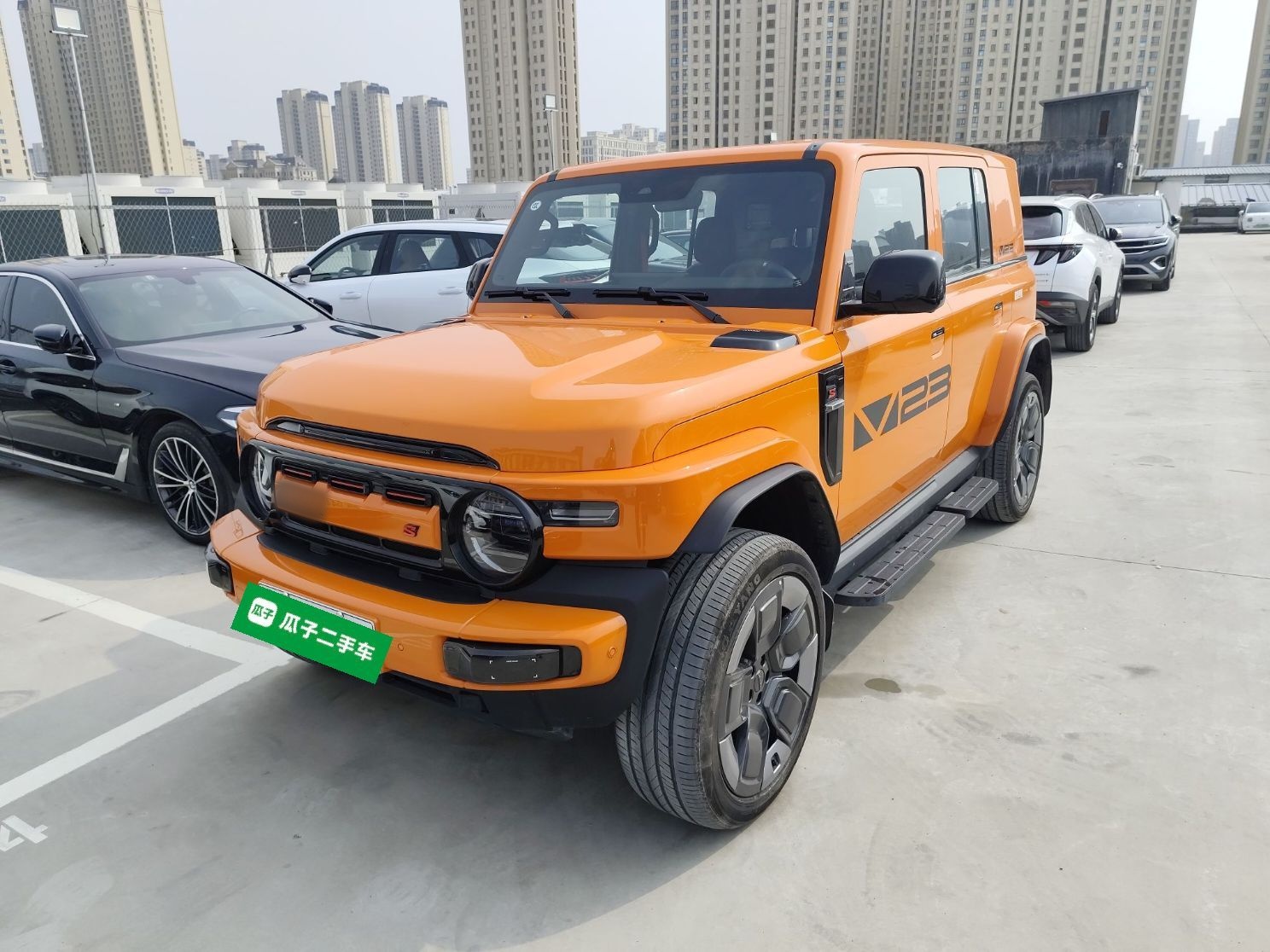 تحت مقدمة السيارة