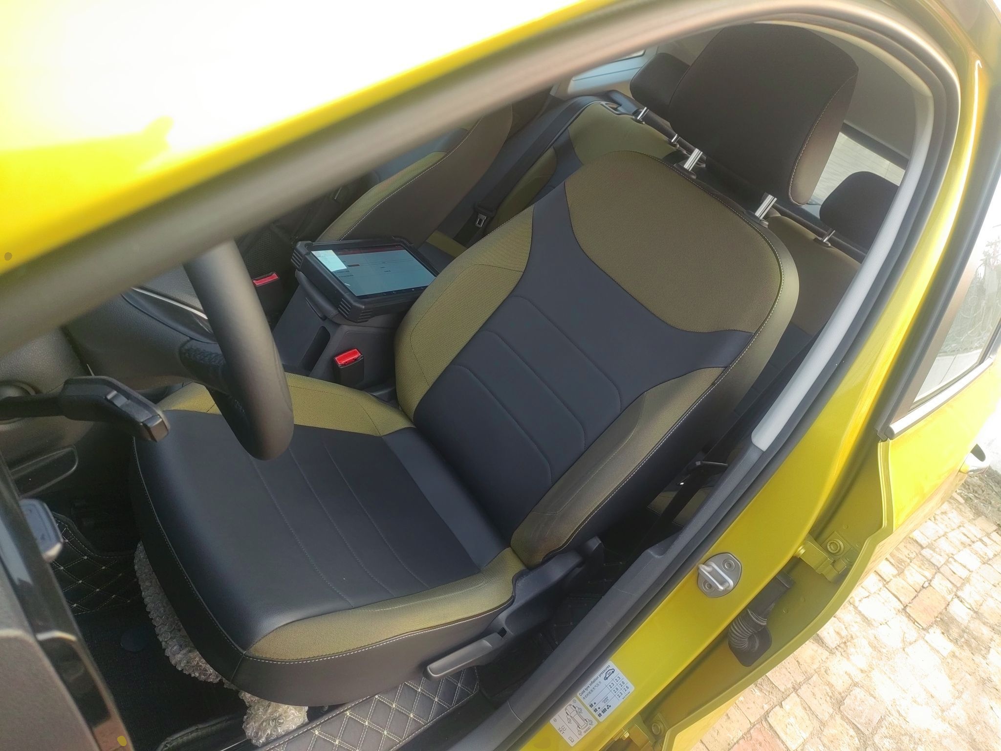 Переднее сиденье в автомобиле