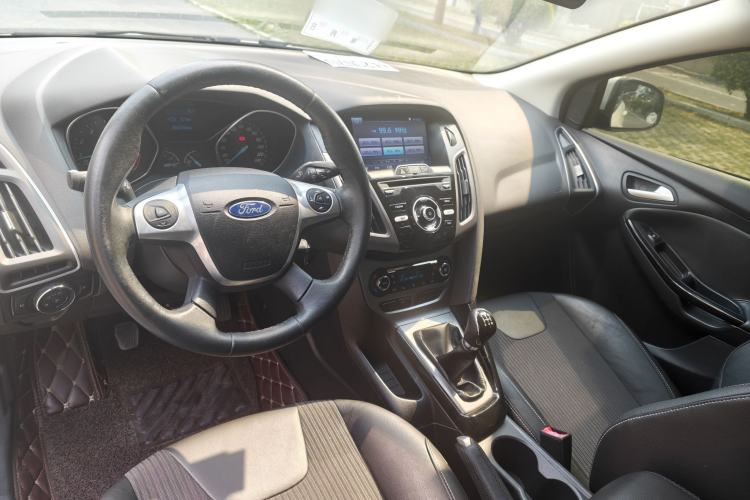 Used Ford Focus 2012 Sedan 1.6L Manual Fashion Edition Interior 2
