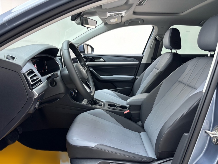 Vordere Reihe im Auto