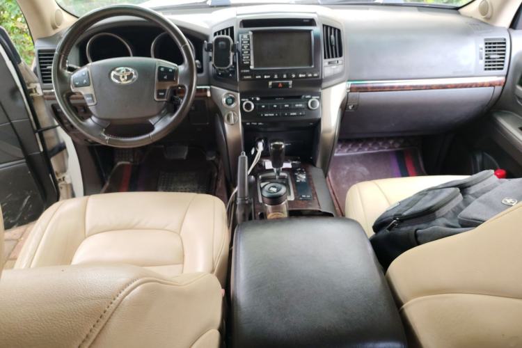 Used Toyota Land Cruiser 2010 4.7L Automatic VX Center Console
