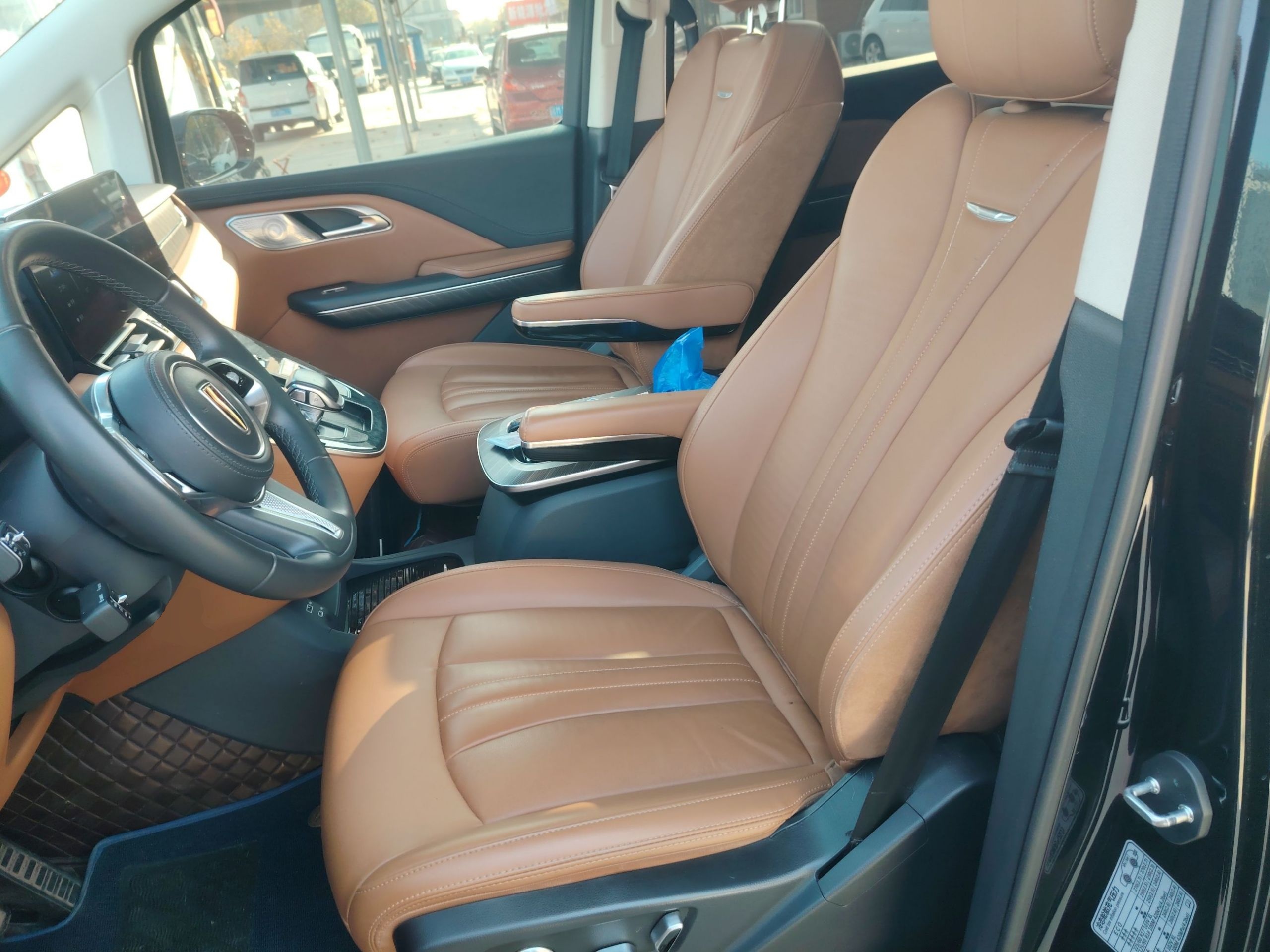 المقاعد الأمامية داخل السيارة