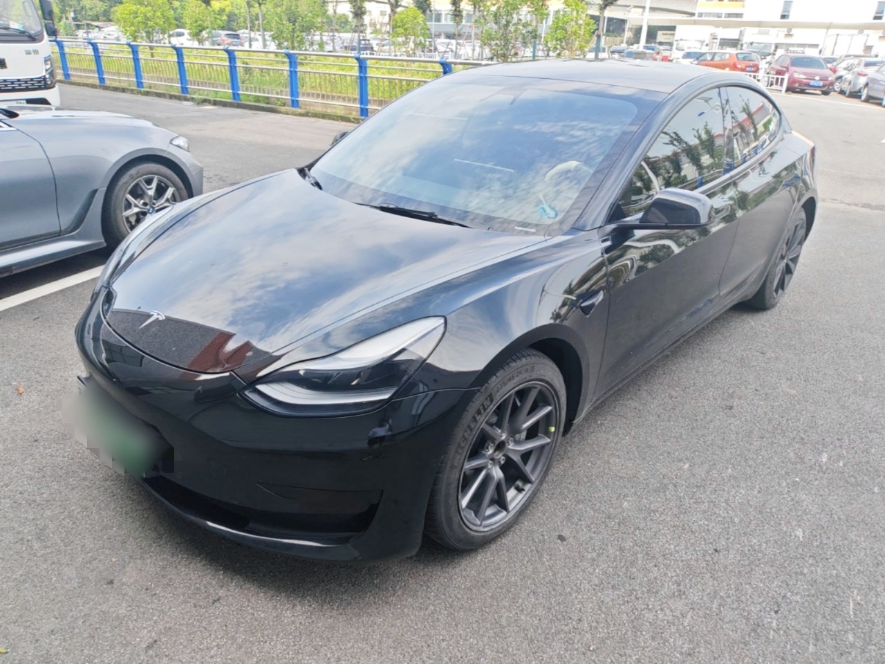 Под передней частью автомобиля