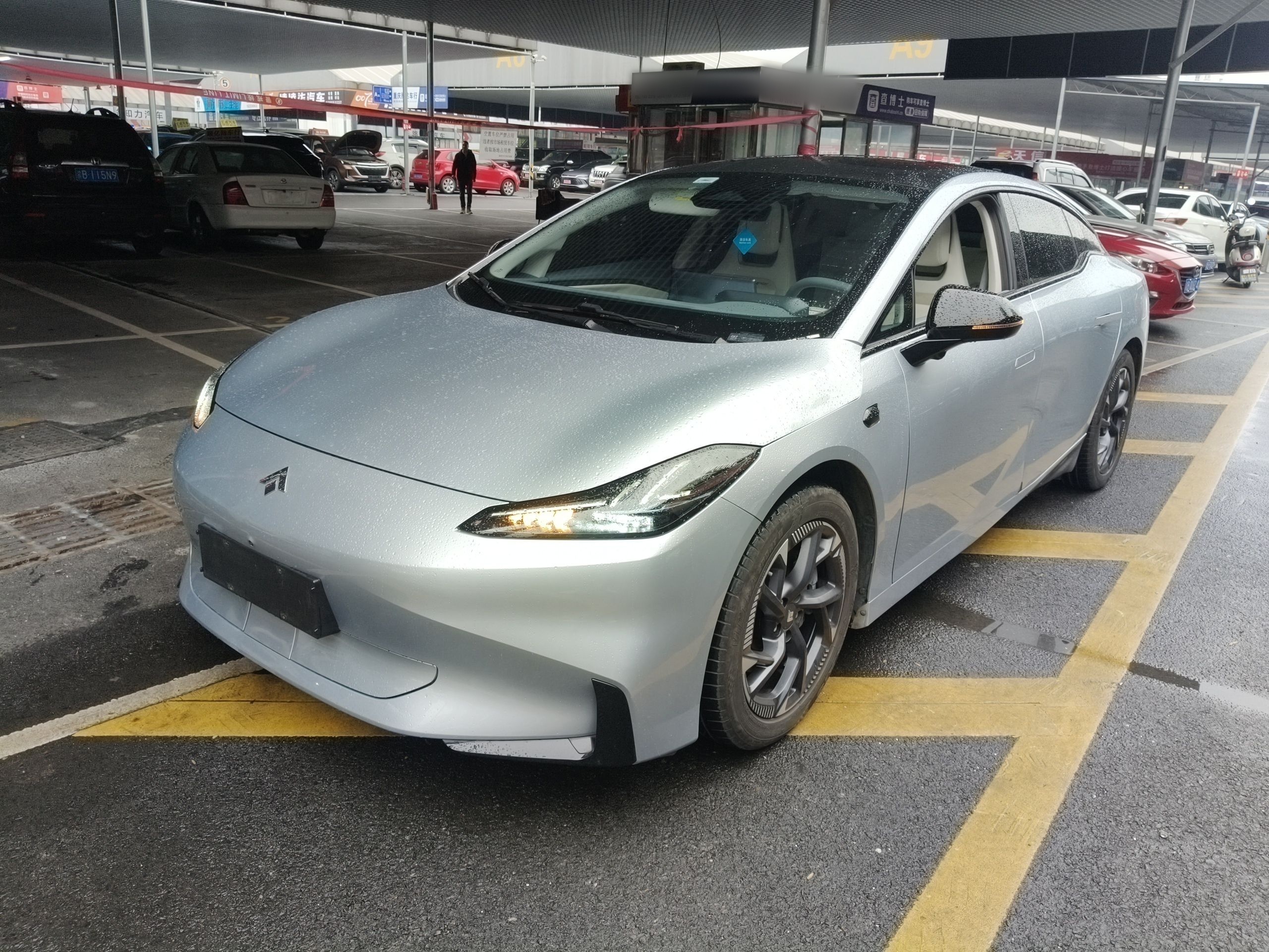 تحت مقدمة السيارة