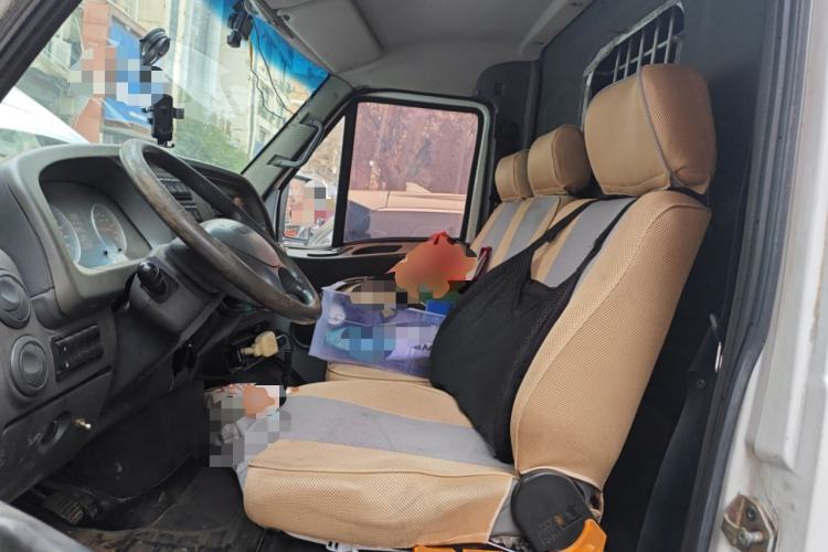 Used Iveco Power Daily 2013 2.8T-V36 Box Truck Left Front Seat