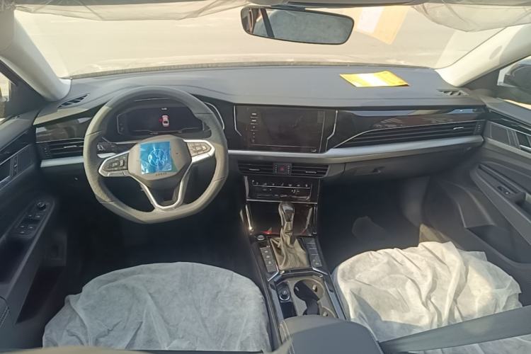 Used Volkswagen Passat 2026 Model, Outstanding 380TSI Longteng Edition Center Console