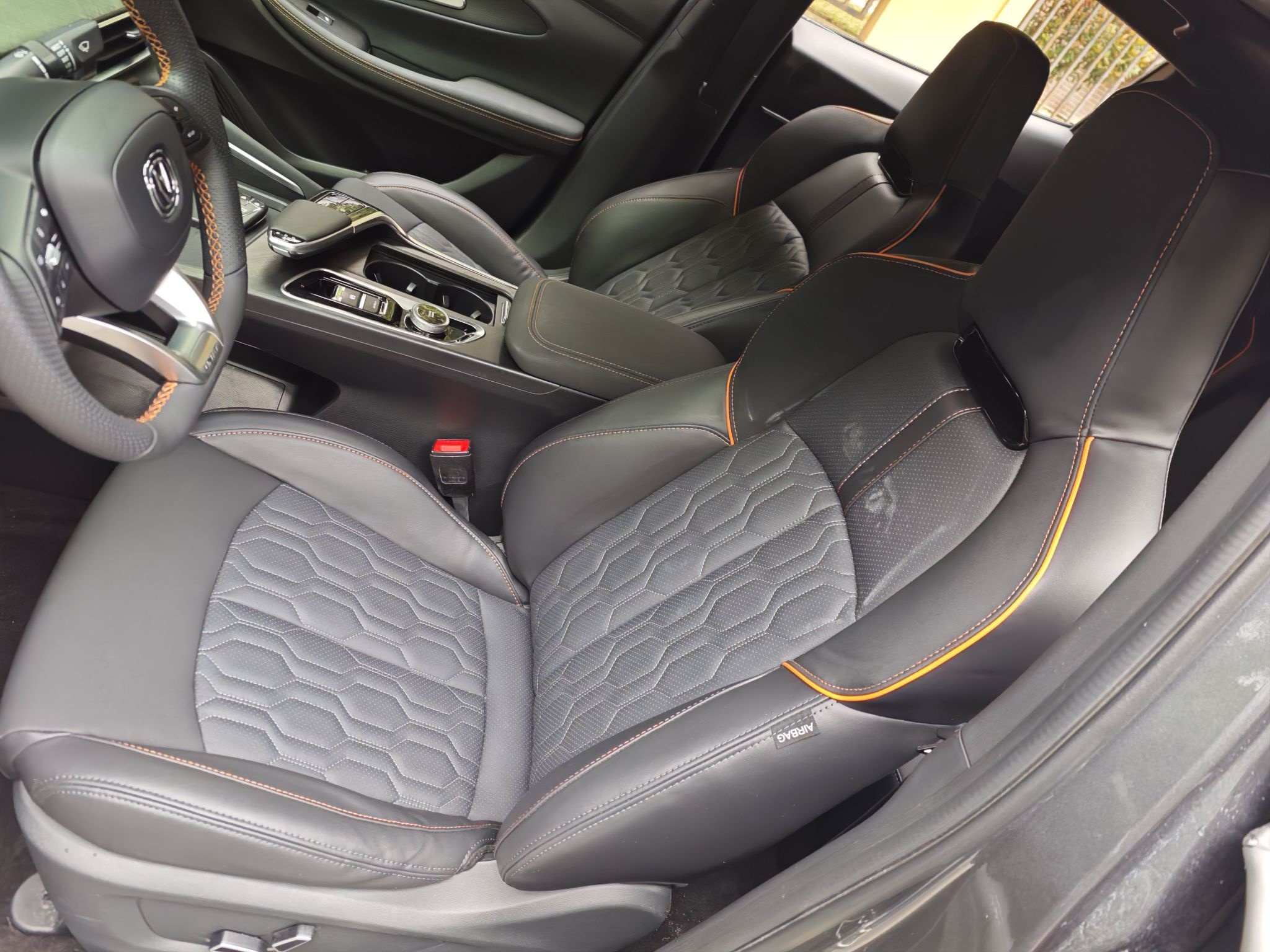 Переднее сиденье в автомобиле