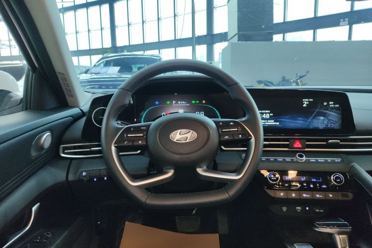 Used Hyundai Elantra 2023 1.5L CVT LUX Prestige Edition
