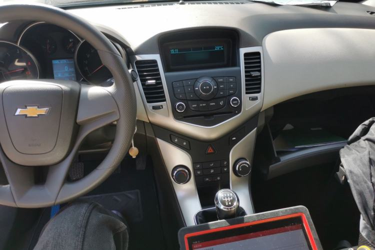 Used Chevrolet Cruze 2015 1.5L Classic SL MT Center Console