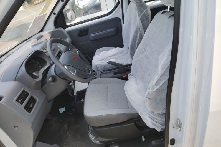 Used Wuling Yangguang 2024 300KM Comfort Version Passenger Van 75kW