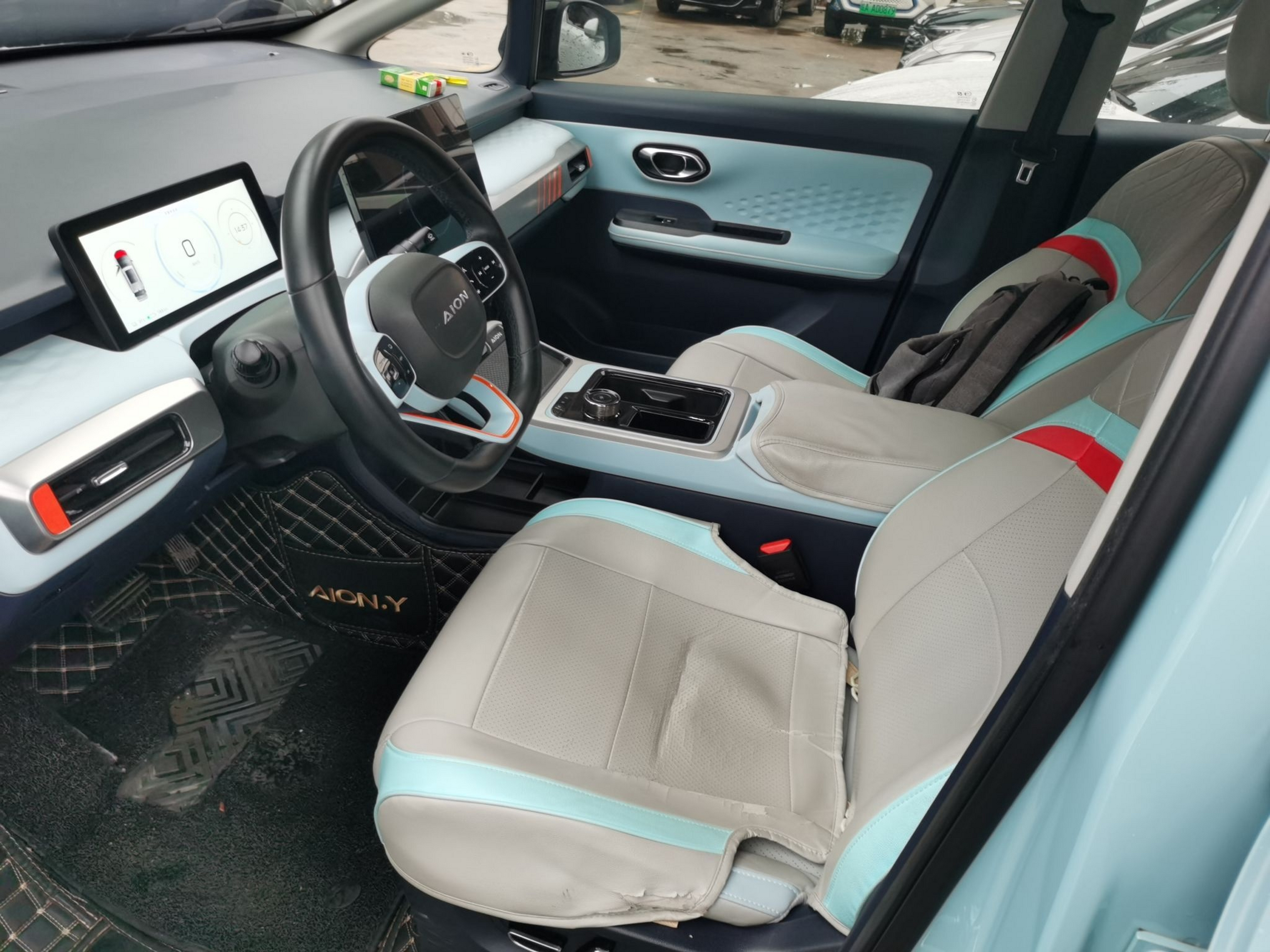 Переднее сиденье в автомобиле