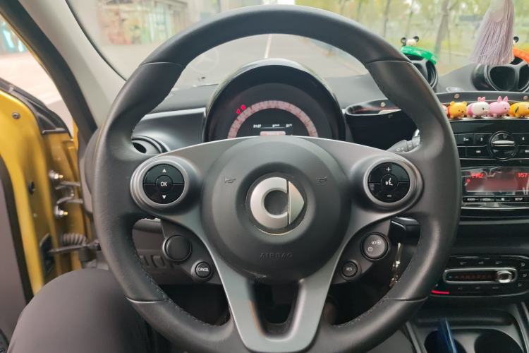 Used smart forfour 2016 1.0L 52 kW Passion Edition Steering Wheel